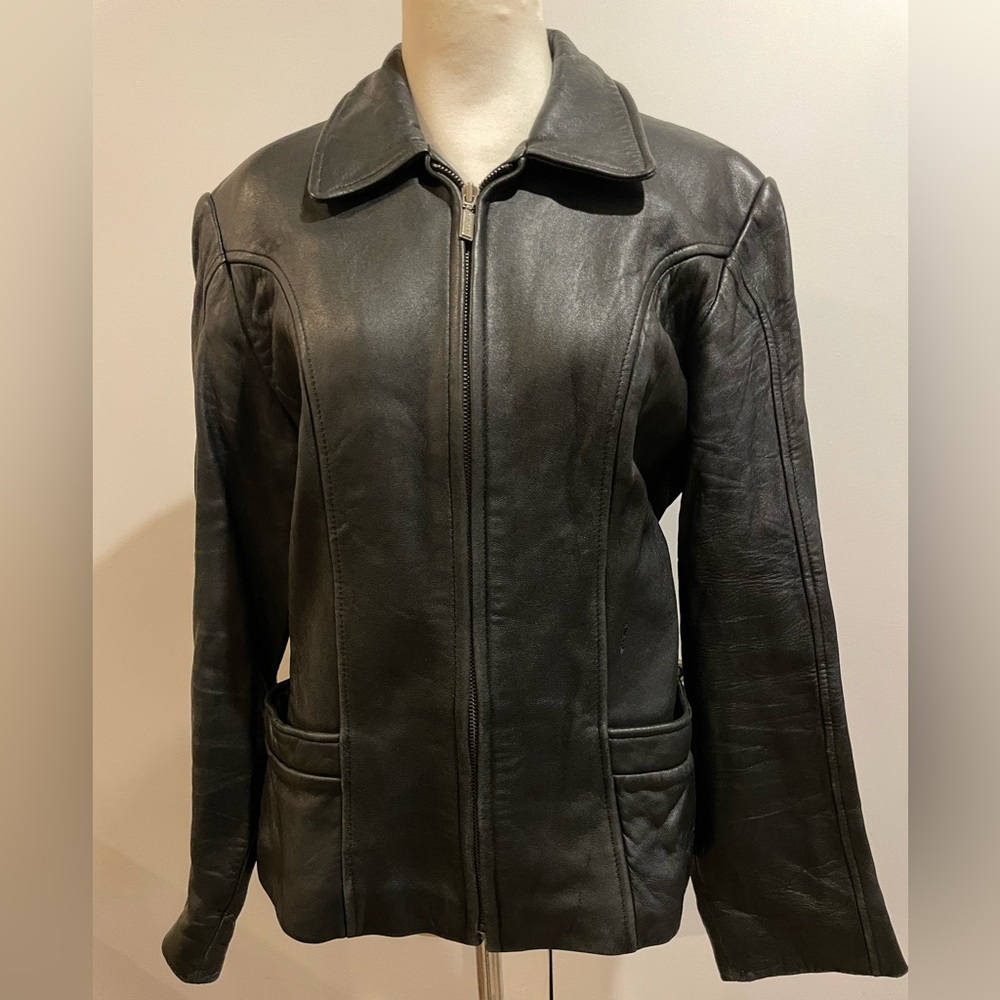Vintage 90’s/Y2K GUESS Genuine Leather Jacket (Women’s M)